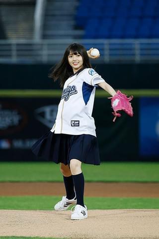 齋藤飛鳥「あの頃、君を追いかけた」の故郷・台湾で人生初の始球式