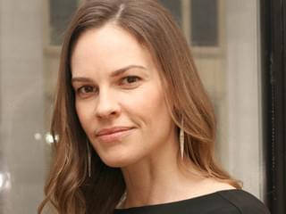 ヒラリー・スワンク、ノワールスリラーに主演 男を欺く女刑事に