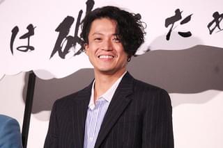 小栗旬、「銀魂2」福田雄一監督の“涙”に動揺「マジで珍しい」「ボケじゃない」