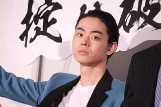 小栗旬、「銀魂2」福田雄一監督の“涙”に動揺「マジで珍しい」「ボケじゃない」