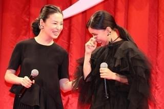 芳根京子が大粒の涙、土屋太鳳が猛烈ハグ！ダブル主演「累」で深めた友情に観客拍手
