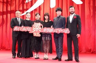 芳根京子が大粒の涙、土屋太鳳が猛烈ハグ！ダブル主演「累」で深めた友情に観客拍手