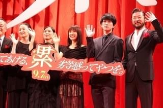 芳根京子が大粒の涙、土屋太鳳が猛烈ハグ！ダブル主演「累」で深めた友情に観客拍手