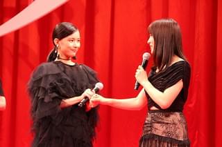 芳根京子が大粒の涙、土屋太鳳が猛烈ハグ！ダブル主演「累」で深めた友情に観客拍手