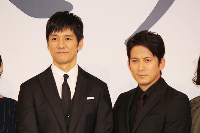 主演の岡田准一（右）と共演の西島秀俊