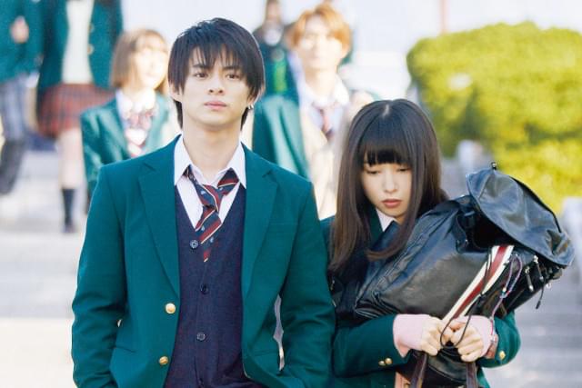 平野紫耀＆桜井日奈子が2ショット登校！「ういらぶ。」ドS顔とらえた場面写真披露