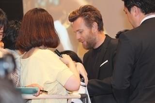 ユアン・マクレガー、堺雅人出演作の英語圏公開時には「僕が声を当てる」