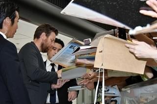 ユアン・マクレガー「念願かなった」初来日！ ファン500人が熱狂