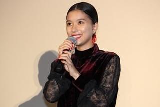 「泣かない」宣言の芳根京子、瞳潤ませた土屋太鳳にハグのお返し！