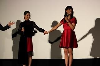 「泣かない」宣言の芳根京子、瞳潤ませた土屋太鳳にハグのお返し！