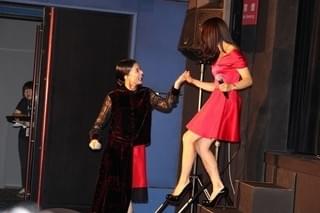 「泣かない」宣言の芳根京子、瞳潤ませた土屋太鳳にハグのお返し！