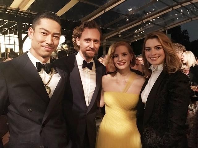 トム・ヒドルストンら超豪華ゲストと撮影！