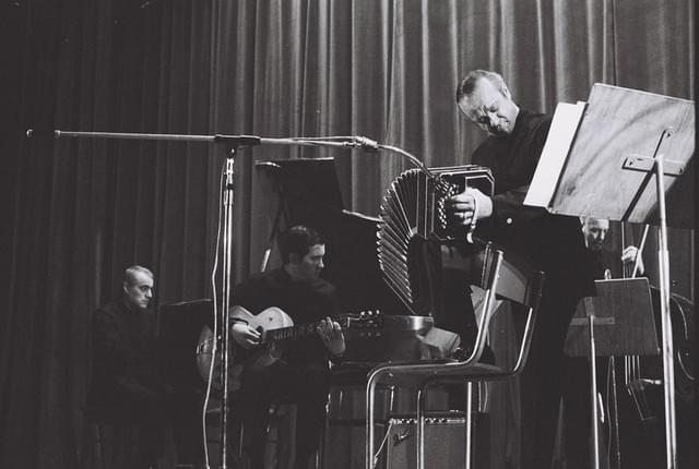 息子から見た“父、アストル”の生涯を映す