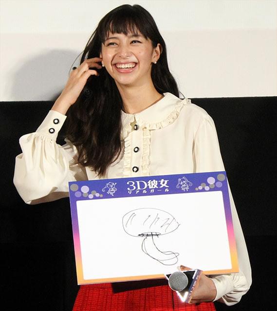 中条あやみ「3D彼女」公開に感無量、英勉監督にはキャスト全員でサプライズ感謝