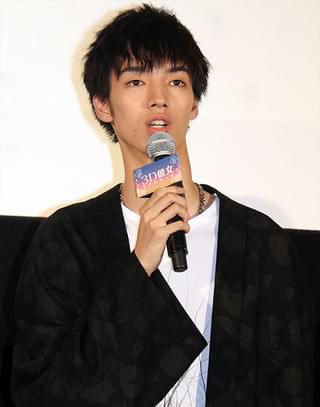 中条あやみ「3D彼女」公開に感無量、英勉監督にはキャスト全員でサプライズ感謝