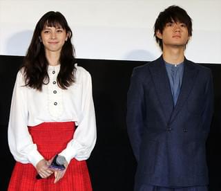 中条あやみ「3D彼女」公開に感無量、英勉監督にはキャスト全員でサプライズ感謝