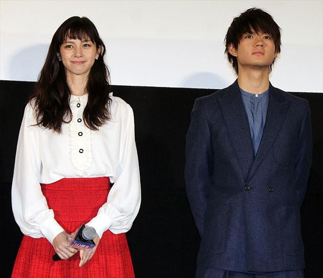中条あやみ「3D彼女」公開に感無量、英勉監督にはキャスト全員でサプライズ感謝