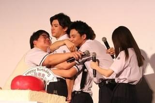 山田裕貴、齋藤飛鳥らから誕生日祝福され感涙「素敵な仲間たちに出会えて…」