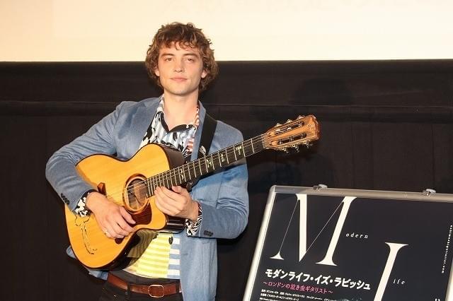 注目の若手俳優ジョシュ・ホワイトハウス、日本のファン歓喜の生歌披露！