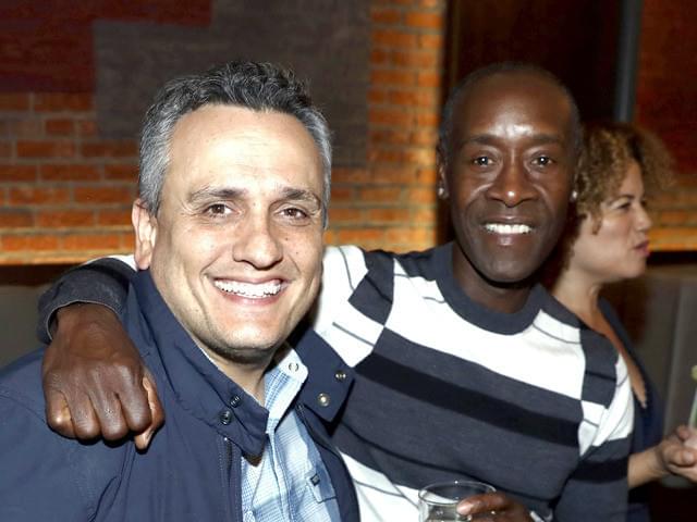 寛いだ表情でドン・チードルとのツー ショットに応じたジョー・ルッソ監督