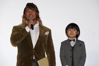 棚橋弘至、主演作「パパはわるものチャンピオン」舞台挨拶で“男泣き”！