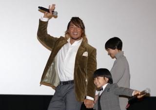 棚橋弘至、主演作「パパはわるものチャンピオン」舞台挨拶で“男泣き”！