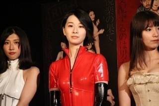 「私の奴隷になりなさい」女優陣がボンデージ姿を生披露！公開ムチプレイも