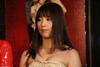 「私の奴隷になりなさい」女優陣がボンデージ姿を生披露！公開ムチプレイも