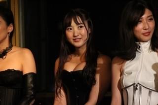 「私の奴隷になりなさい」女優陣がボンデージ姿を生披露！公開ムチプレイも