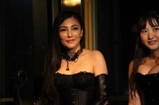 「私の奴隷になりなさい」女優陣がボンデージ姿を生披露！公開ムチプレイも