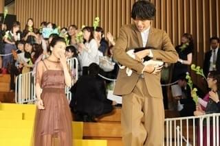 福士蒼汰、緊張しきりの「旅猫リポート」相棒を満面の笑顔でケア！