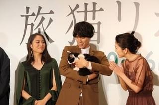 福士蒼汰、緊張しきりの「旅猫リポート」相棒を満面の笑顔でケア！