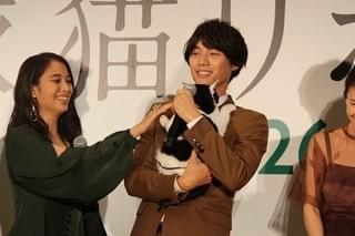 福士蒼汰、緊張しきりの「旅猫リポート」相棒を満面の笑顔でケア！