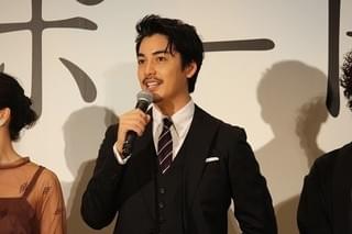 福士蒼汰、緊張しきりの「旅猫リポート」相棒を満面の笑顔でケア！