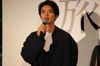 福士蒼汰、緊張しきりの「旅猫リポート」相棒を満面の笑顔でケア！