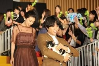 福士蒼汰、緊張しきりの「旅猫リポート」相棒を満面の笑顔でケア！