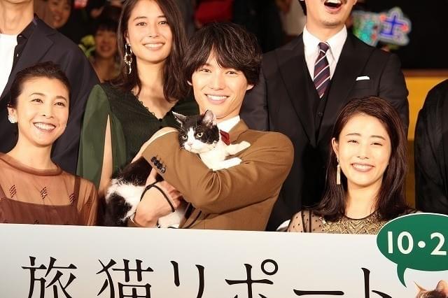 “主演猫”のナナを抱きかかえた福士蒼汰