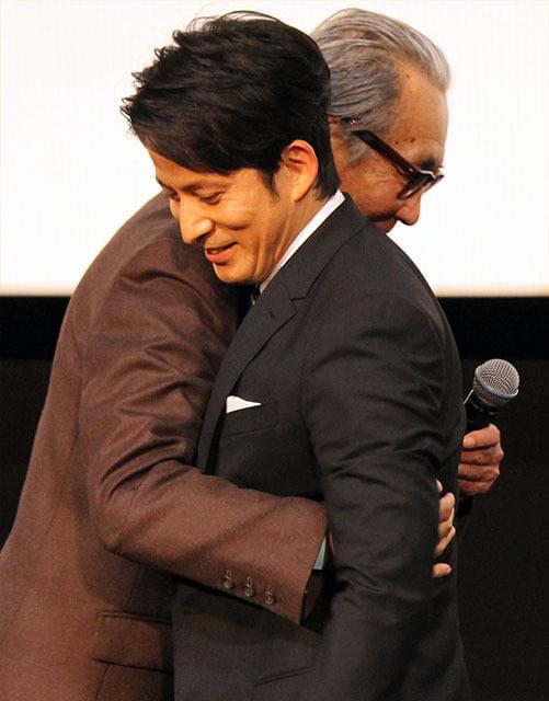 熱いハグを交わした木村大作監督と岡田准一