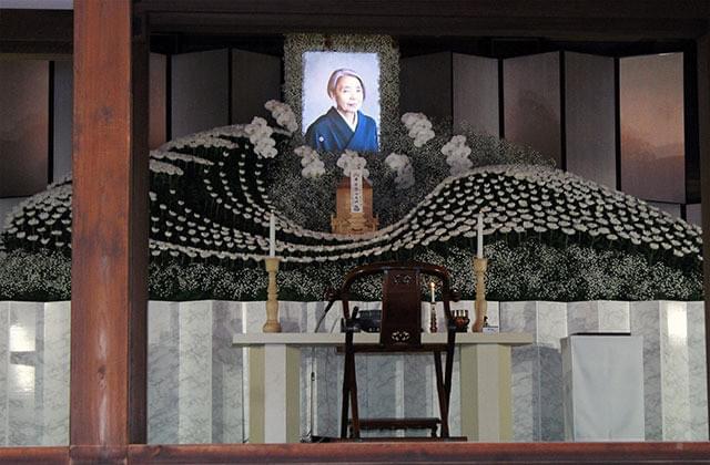 樹木希林さんと1500人が最後の別れ、長女・内田也哉子「母の言葉手繰り寄せます」