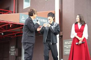 広瀬アリスが東京タワーファッション!? 山寺宏一のツッコミに笑顔