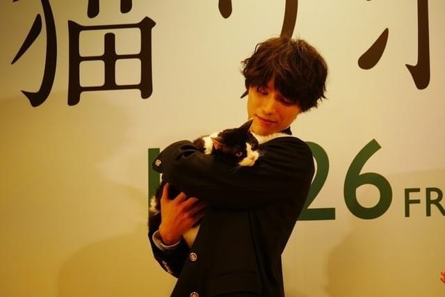 福士蒼汰に甘える猫のナナ