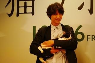 福士蒼汰、猫のナナのハートを鷲づかみ 前野朋哉には猫パンチ