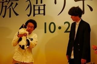 福士蒼汰、猫のナナのハートを鷲づかみ 前野朋哉には猫パンチ
