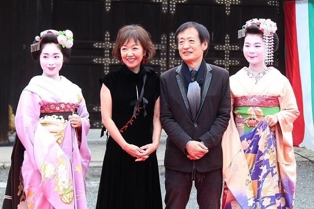 囲み取材に応じた浅田美代子と奥山和由氏