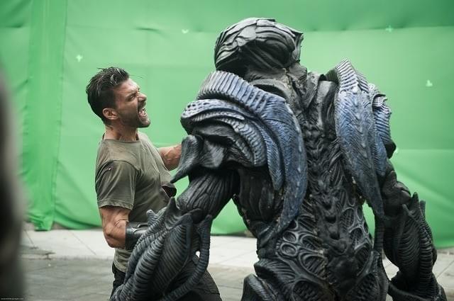 転ぶエイリアンの姿も！「スカイライン」続編のNG集公開