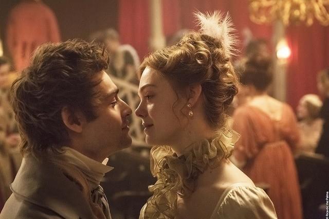 ファニングの可憐なドレス姿にも注目!