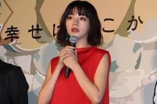 佐藤健、商売上手な“チャリ男”高橋一生の話術で財布のひも緩む！