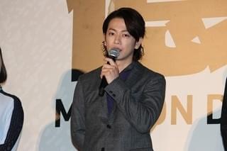佐藤健、商売上手な“チャリ男”高橋一生の話術で財布のひも緩む！