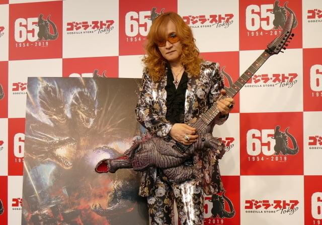 製作に1年！ 高見沢俊彦が“同い年”ゴジラ・ギターを披露「武道館で弾く」宣言