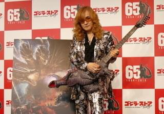 製作に1年！ 高見沢俊彦が“同い年”ゴジラ・ギターを披露「武道館で弾く」宣言